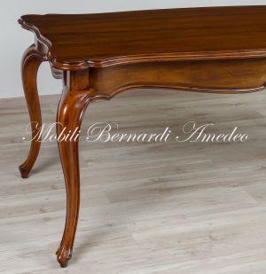 Tavolo realizzato in noce stile barocco con gambe curve e piano sagomato